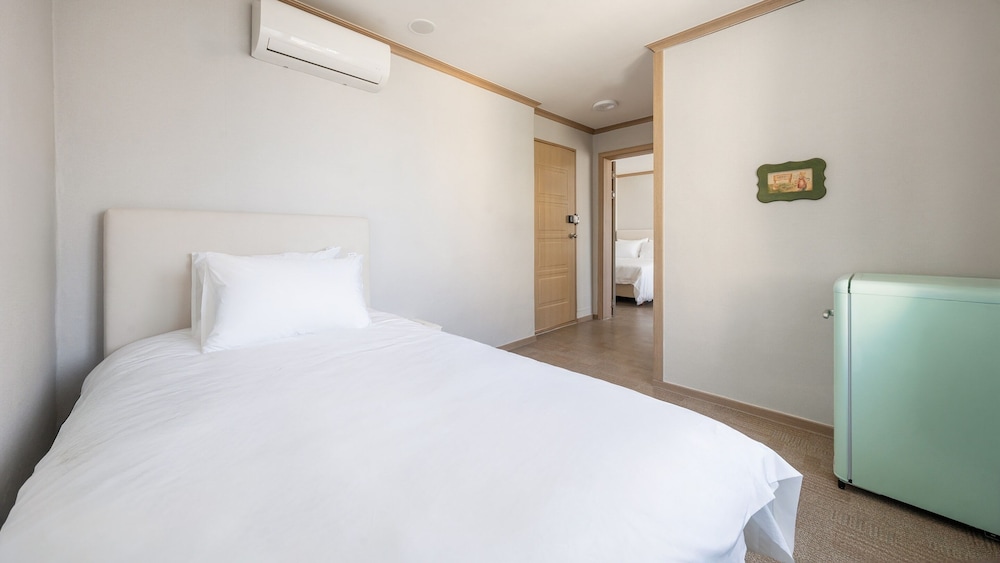 Basic Room, 1 Bedroom (Room 401 (Ocean View / Netflix)) photo 3
