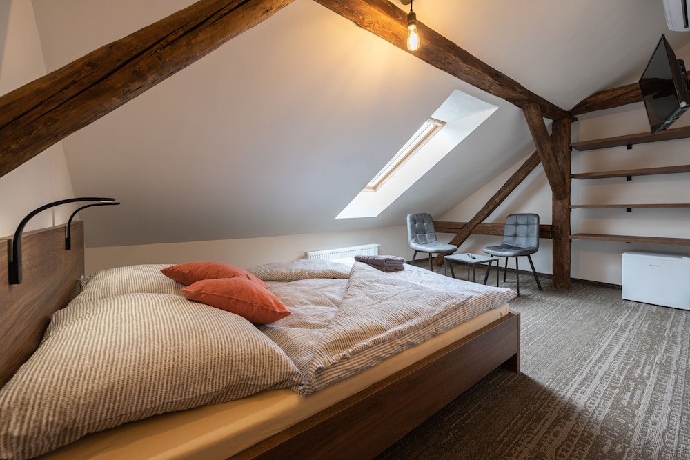 Basic Double Room (7)
