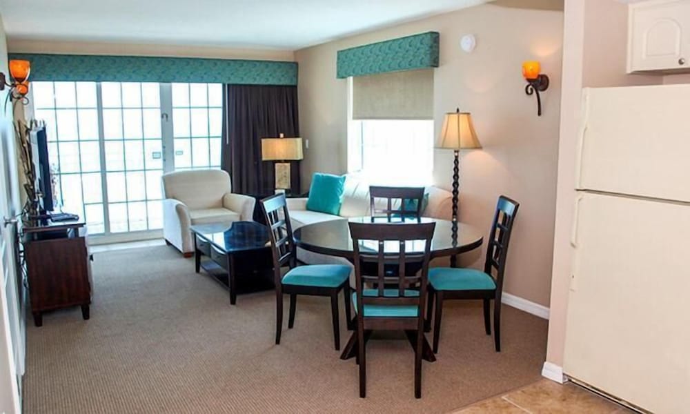 Apartment, 1 King Bed, Partial Ocean View - Photo 4