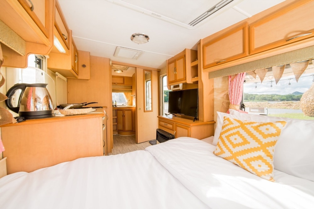 Campervan for 2 adults and 2 children - Photo 19