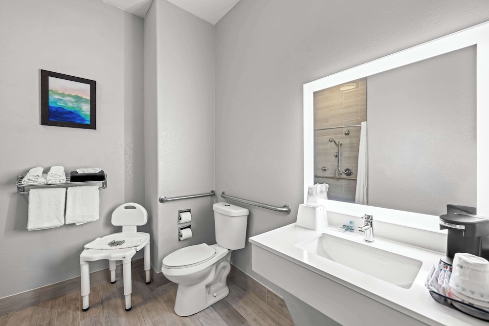 Standard Room, 2 Queen Beds, Accessible, Refrigerator & Microwave photo 3