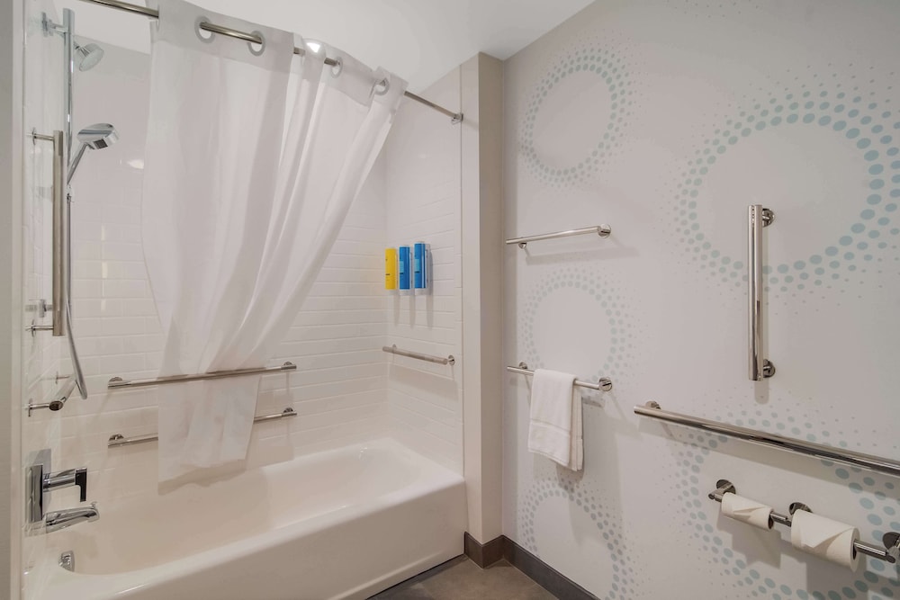 Classic Room, 2 Queen Beds, Accessible, Bathtub - Photo 9