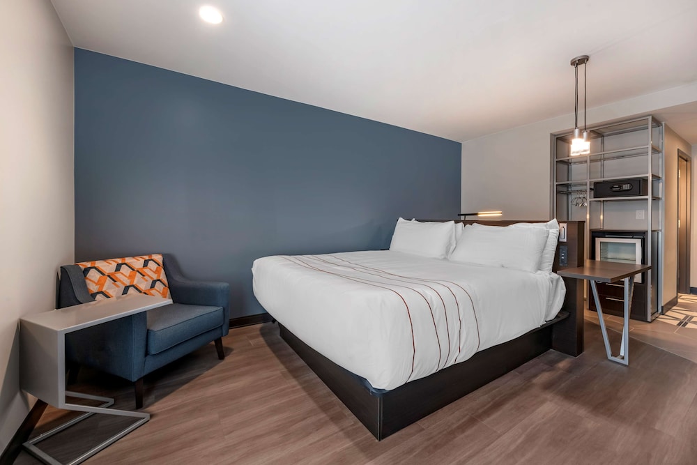 Suite, 1 King Bed, Non Smoking, Balcony (with Sofabed) - Photo 2