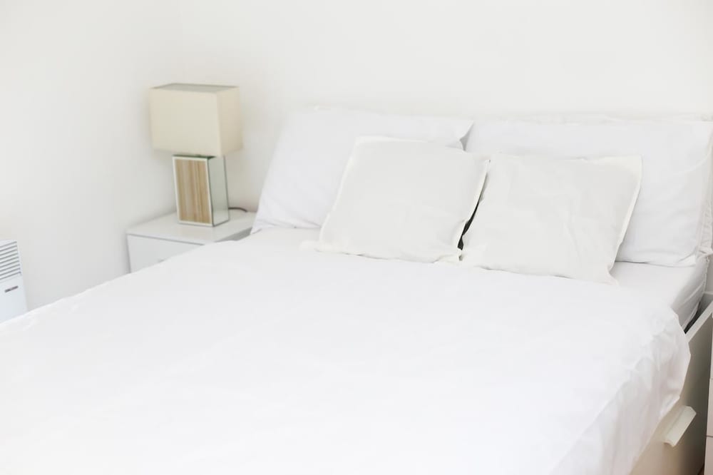 Bright 2 Bedroom Apartment photo 2