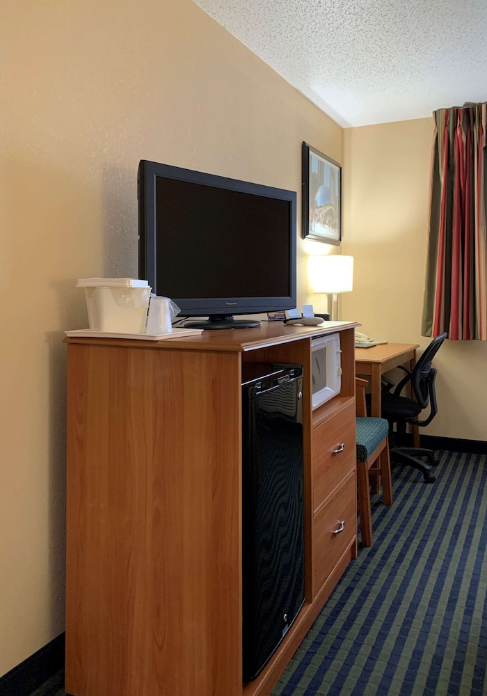 Room, 1 Queen Bed, Accessible, Non Smoking (Roll-In Shower) - Photo 1