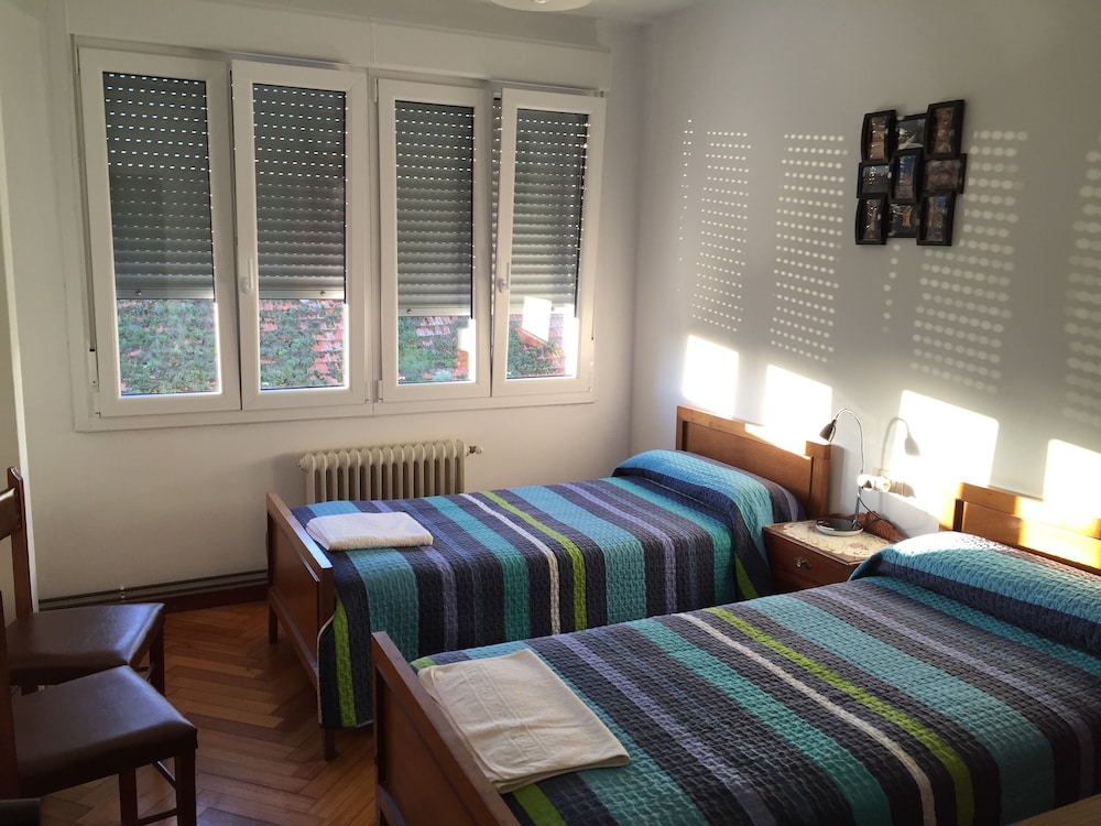 Business Twin Room, Shared Bathroom, Tower photo 3