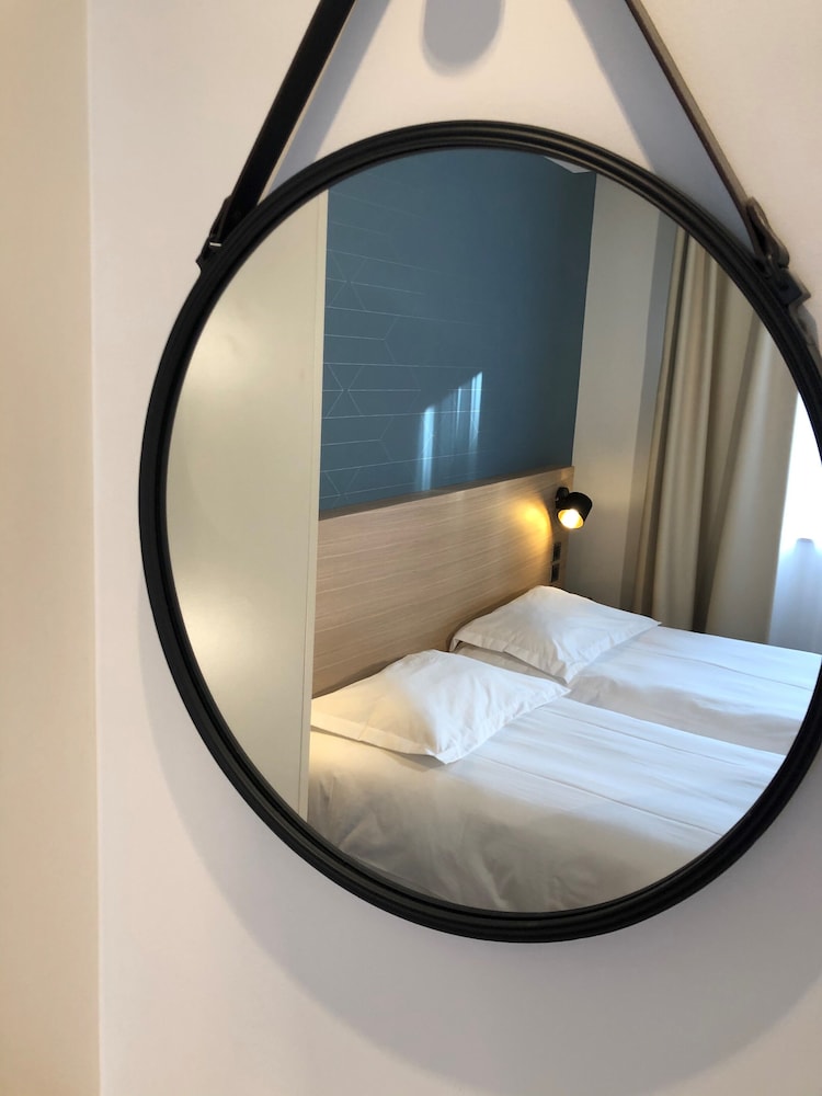 Twin Room - Photo 12