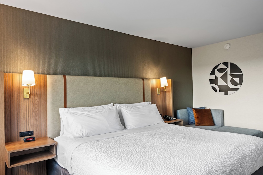 Suite, 1 King Bed (Canadian Skyline View) - Photo 5