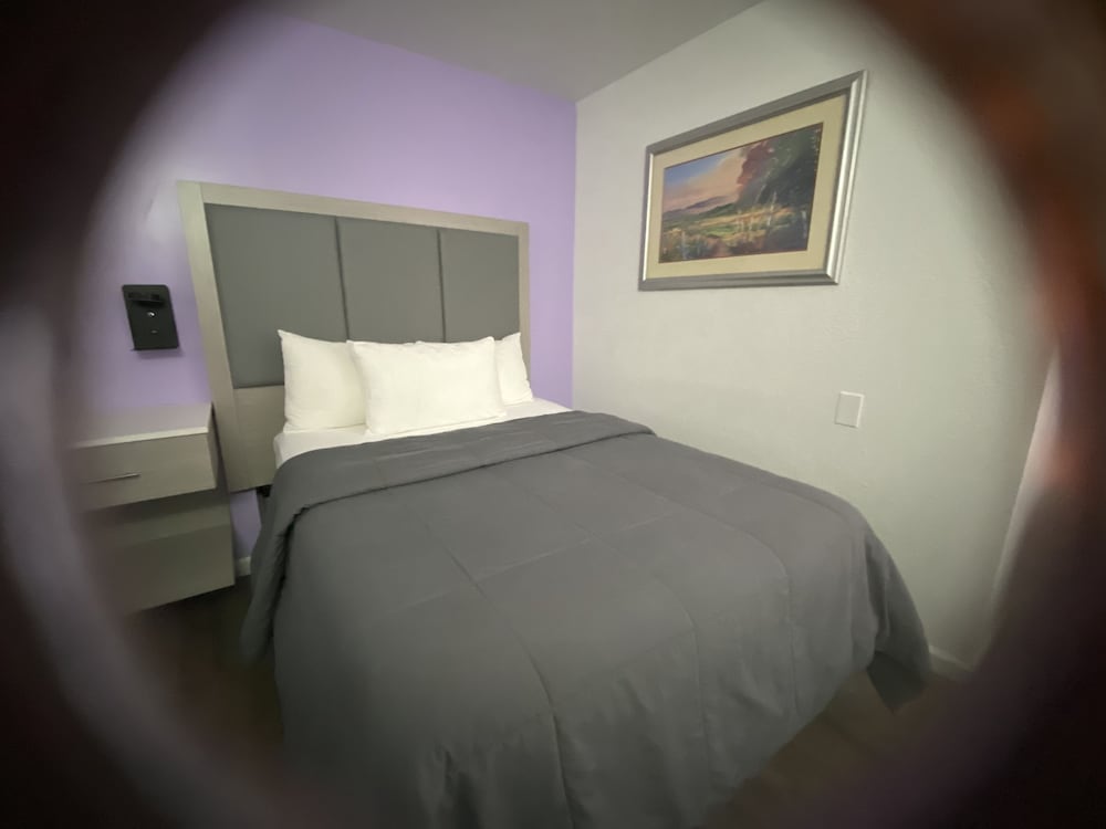 City Single Queen Room photo 3