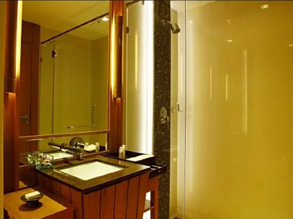 Deluxe Room, 1 King Bed, Pool View - Photo 5