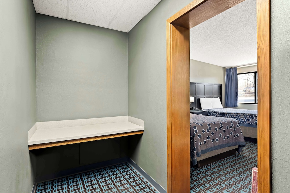Room, 2 Double Beds - Photo 6