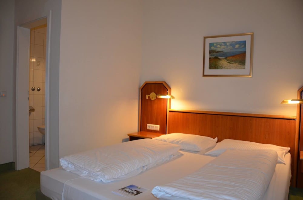 Basic Double Room, Shared Bathroom photo 2