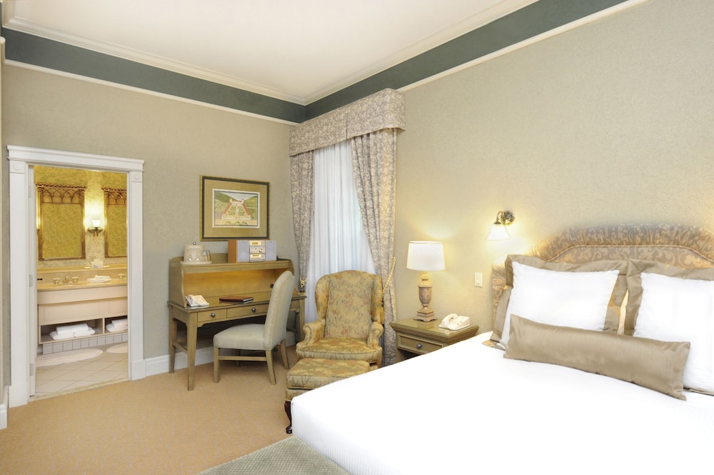 Premium Suite, 1 King Bed with Sofa bed - Photo 2