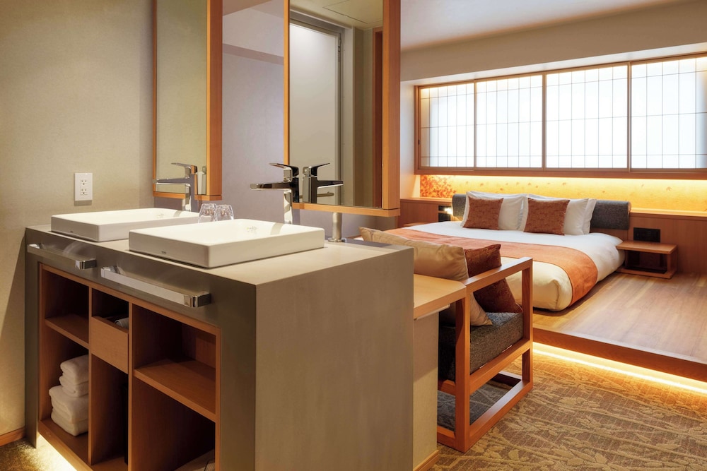 Deluxe Room, 1 King Bed, Non Smoking, Bathtub - Photo 10