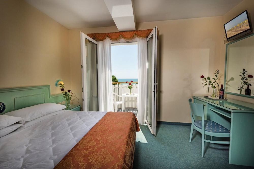 Classic Double or Twin Room, Balcony, Partial Sea View - Photo 4