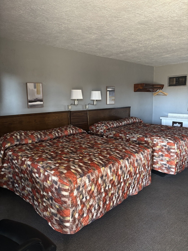 Basic Quadruple Room photo 2