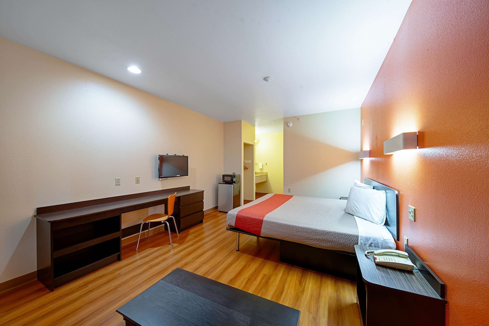 Standard Room, 1 King Bed, Accessible, Non Smoking