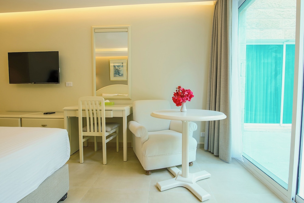 Superior Double or Twin Room, Pool Access photo 3
