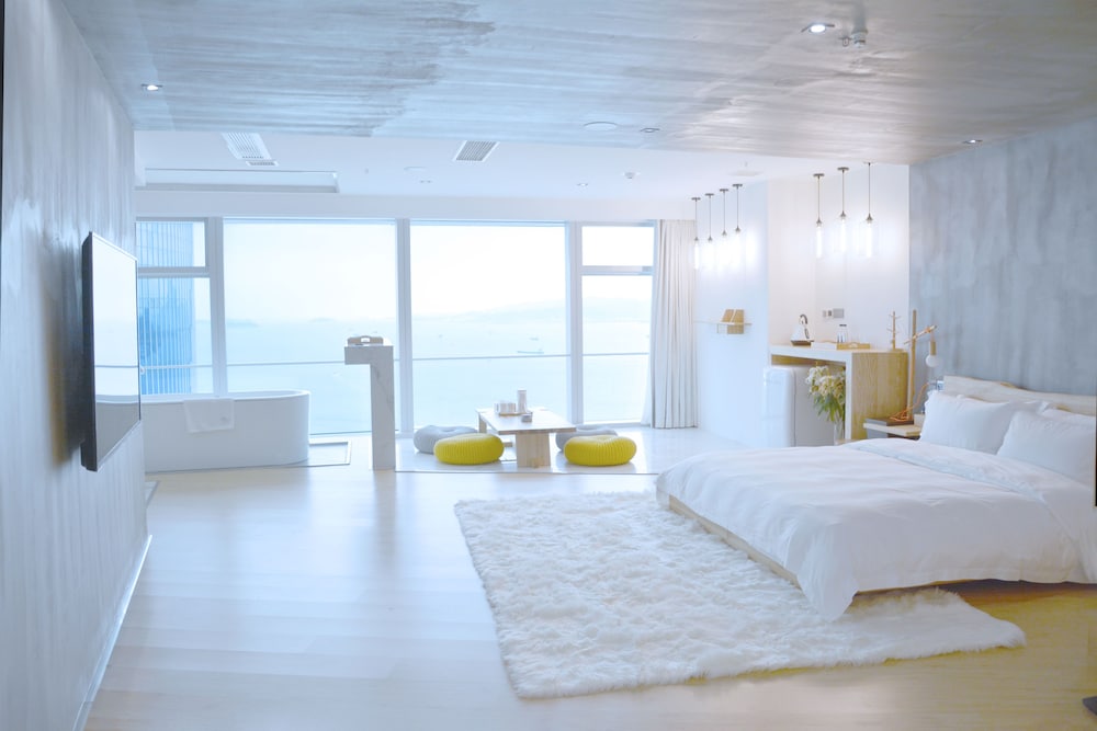 Executive Studio Suite, 1 King Bed, Bathtub, Beach View
