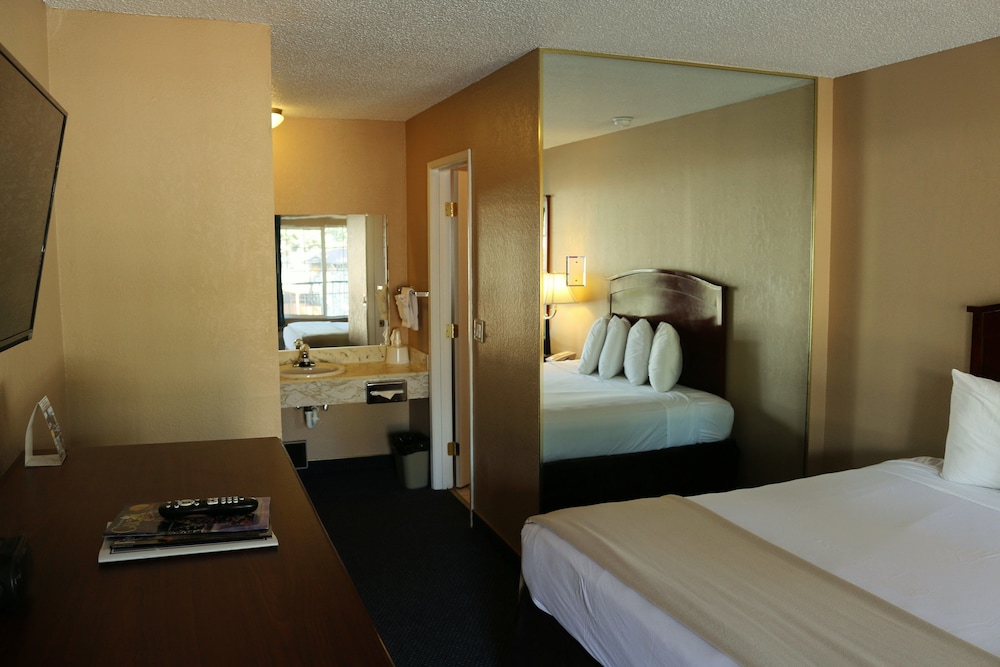 1 King Bed Non Smoking (No Pets Allowed) - Photo 2