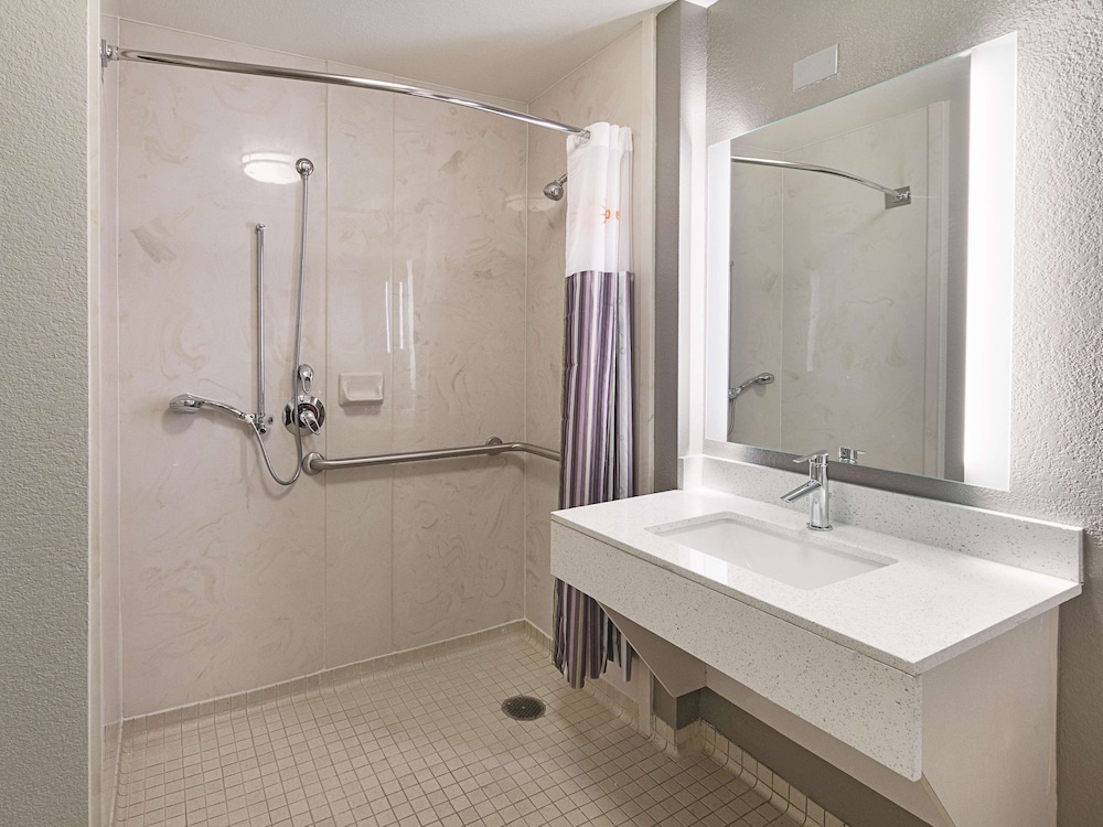Deluxe Room, Multiple Beds, Non Smoking (1 King Bed and 1 Full Bed) - Photo 3