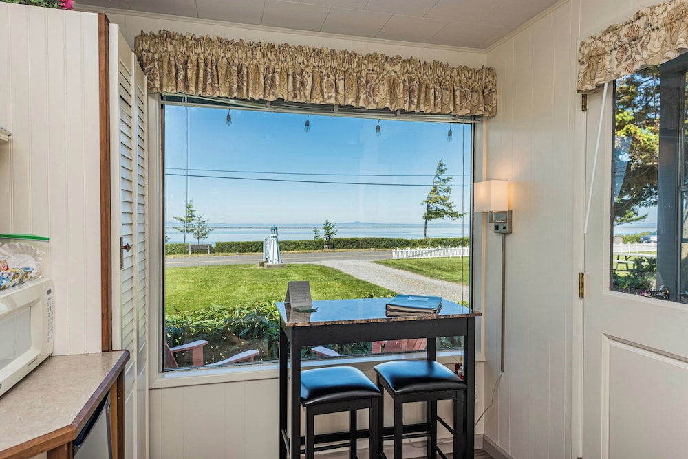 Waterfront King Room, Single Jetted Tub