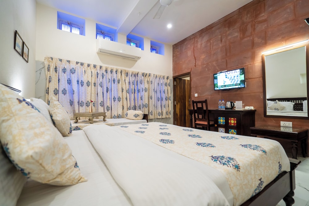 Heritage Deluxe Room, street view, King Bed ( ground or 1st floor ) - Photo 1