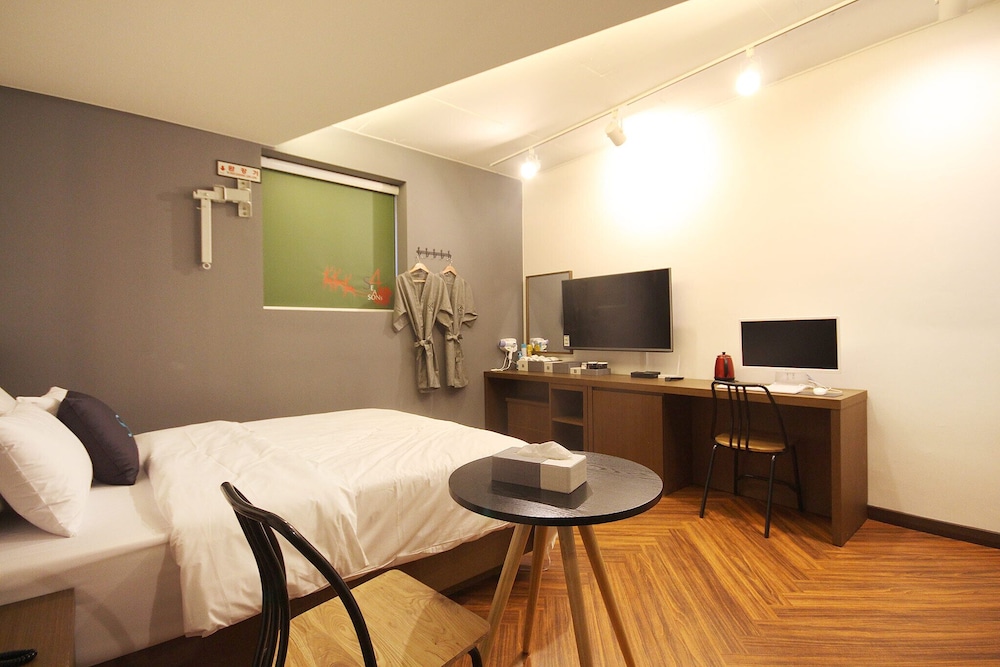 Standard Double Room, Non Smoking - Photo 7