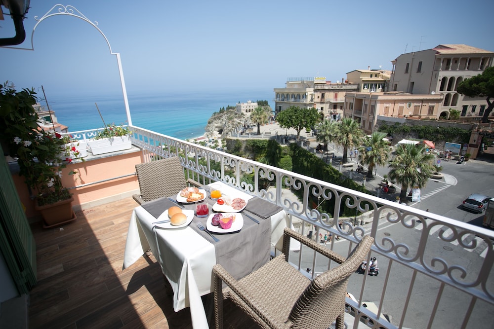 Standard Double Room, Terrace, Sea View (Conte Ruggero) photo 2