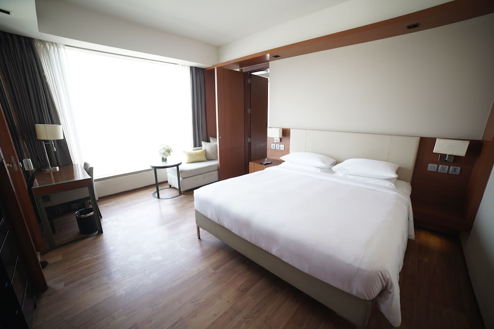 Club Room, 1 King Bed - Photo 6