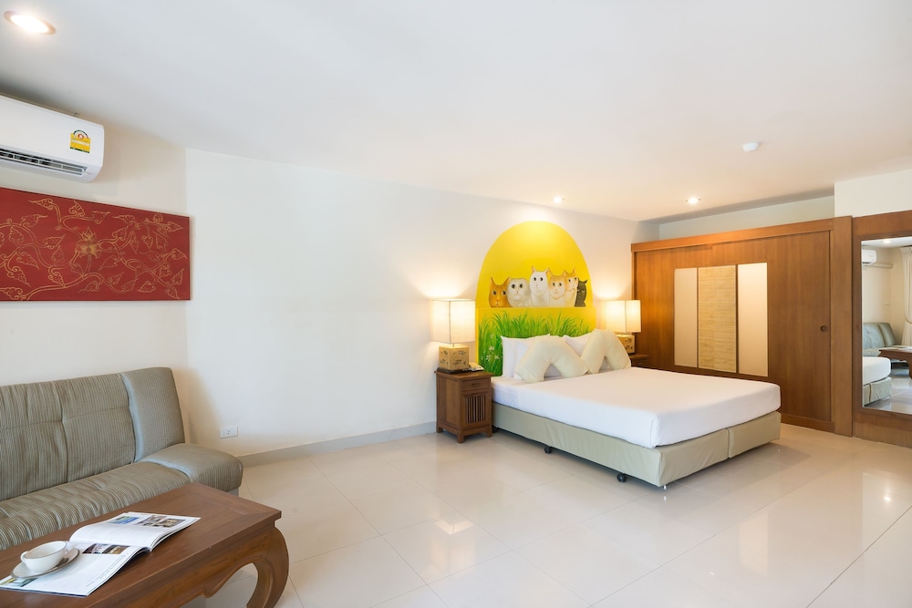 Deluxe Pool Access Room-Pet Friendly - Photo 4