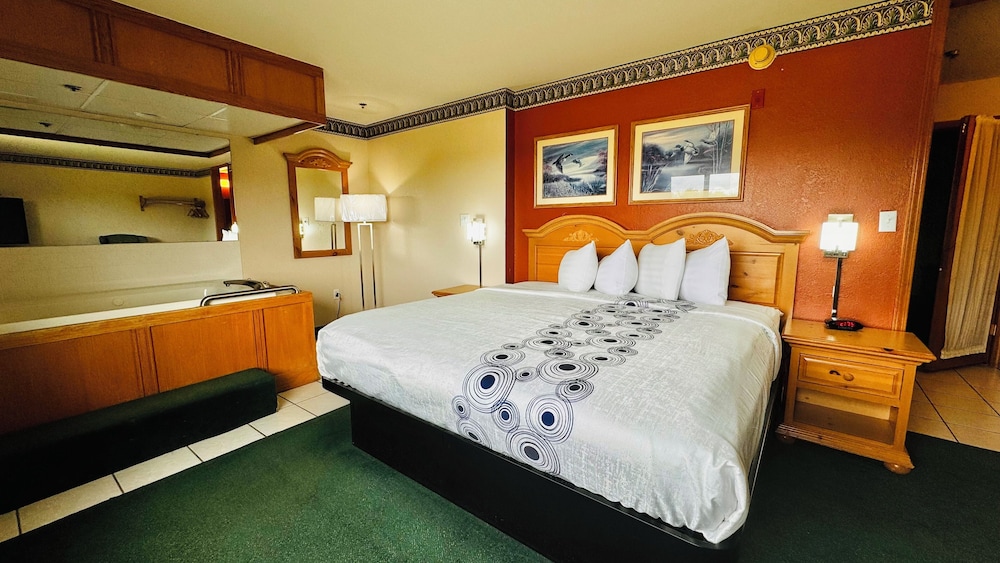 King Whirlpool Suites photo 2