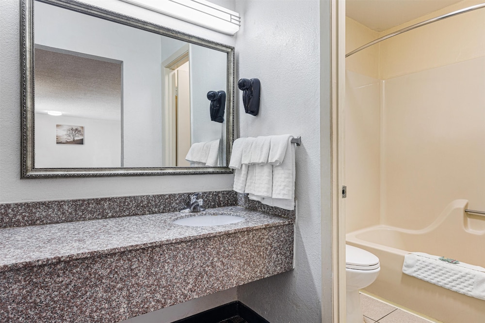 Standard Room, Multiple Beds, Non Smoking, Refrigerator & Microwave - Photo 4