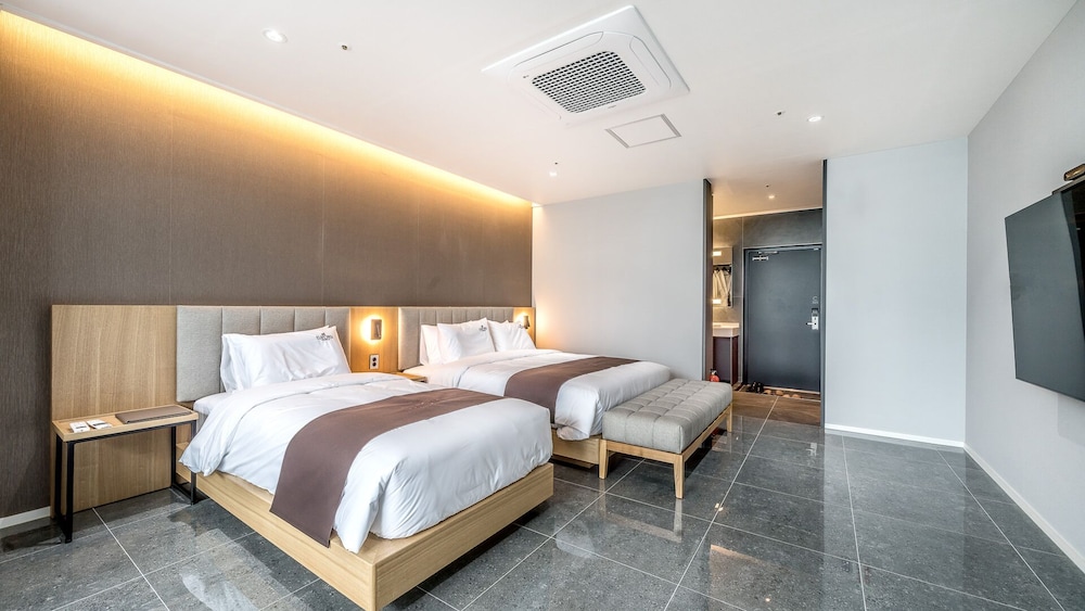 Deluxe Twin, Pet Friendly (Below 7kg, Max2, 50,000 Extra Fee, Must Contact Property Before Book) - Photo 2