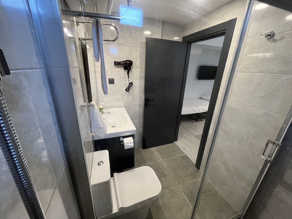 Economy Triple Room, Basement photo 3