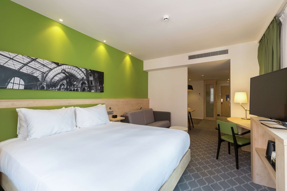 Family Room, 1 King Bed (with kitchenette)