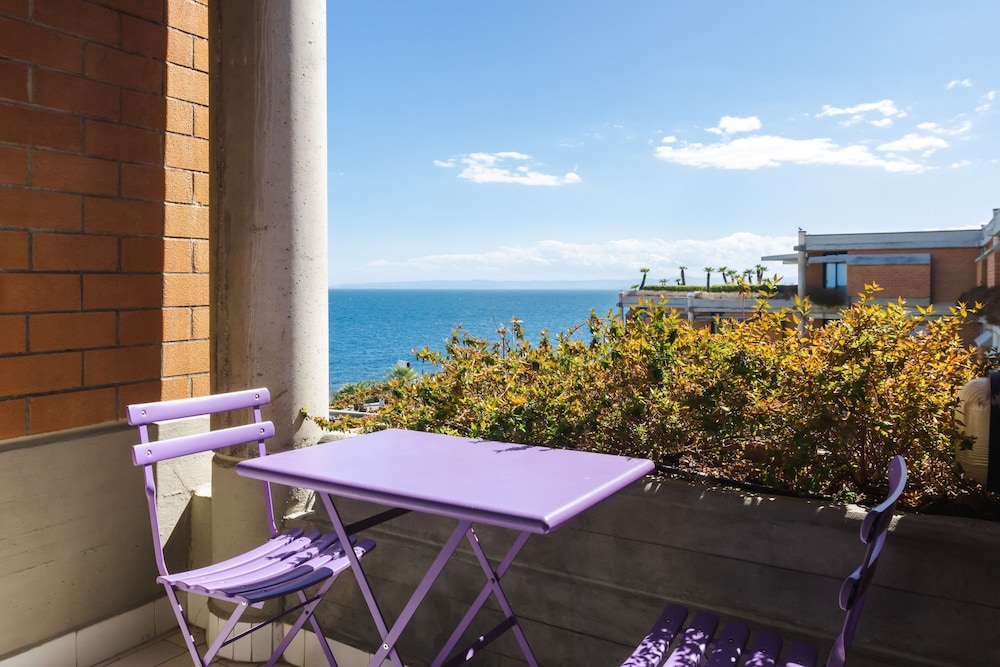 Deluxe Room, 1 King Bed, Balcony, Sea View, photo 6