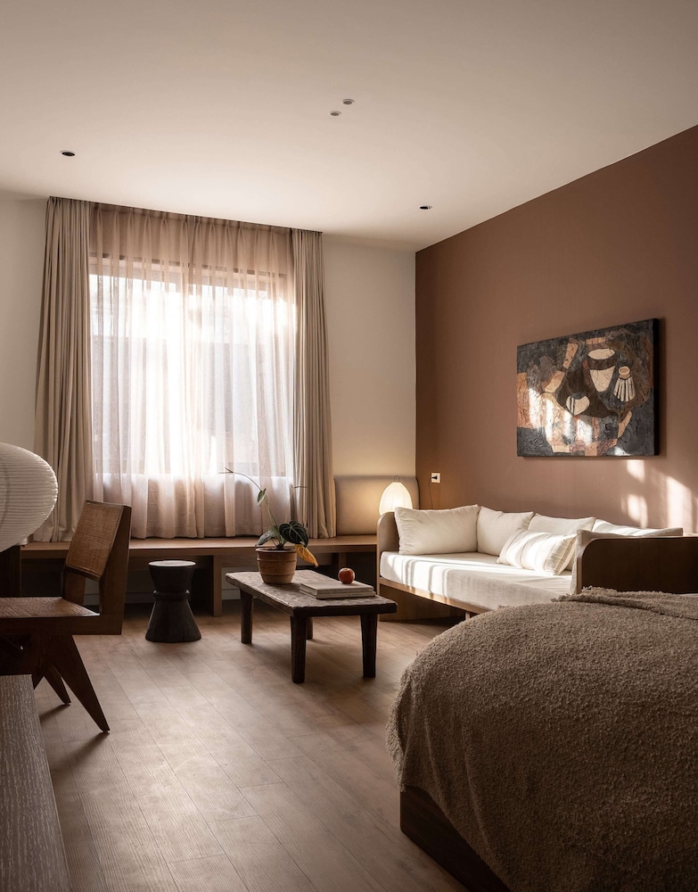 Deluxe Suite, City View