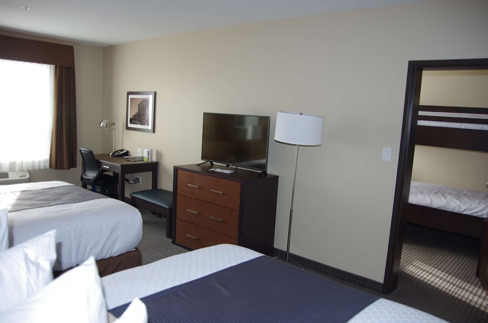 Suite, 2 Queen Beds, Non Smoking, Refrigerator & Microwave (Bunk beds) photo 1