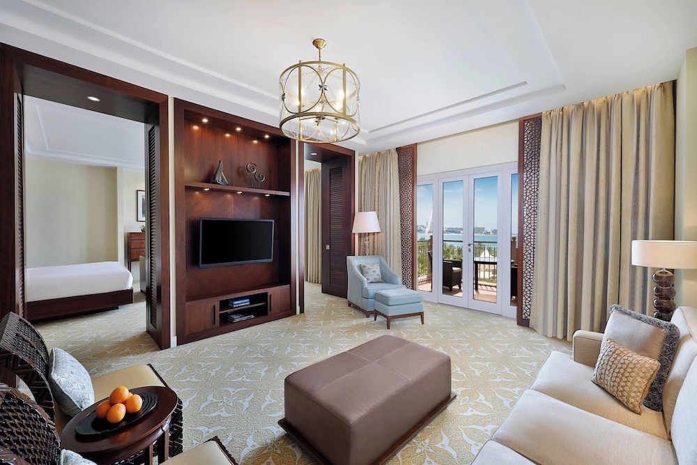 Club Suite, 1 King Bed, Sea View thumbnail 6