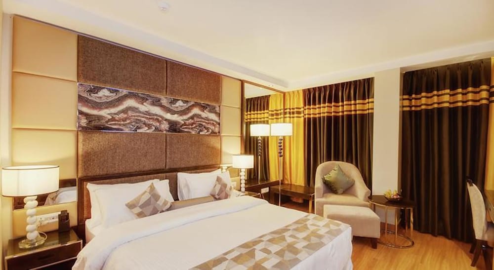 Deluxe Room, 1 King Bed, City View