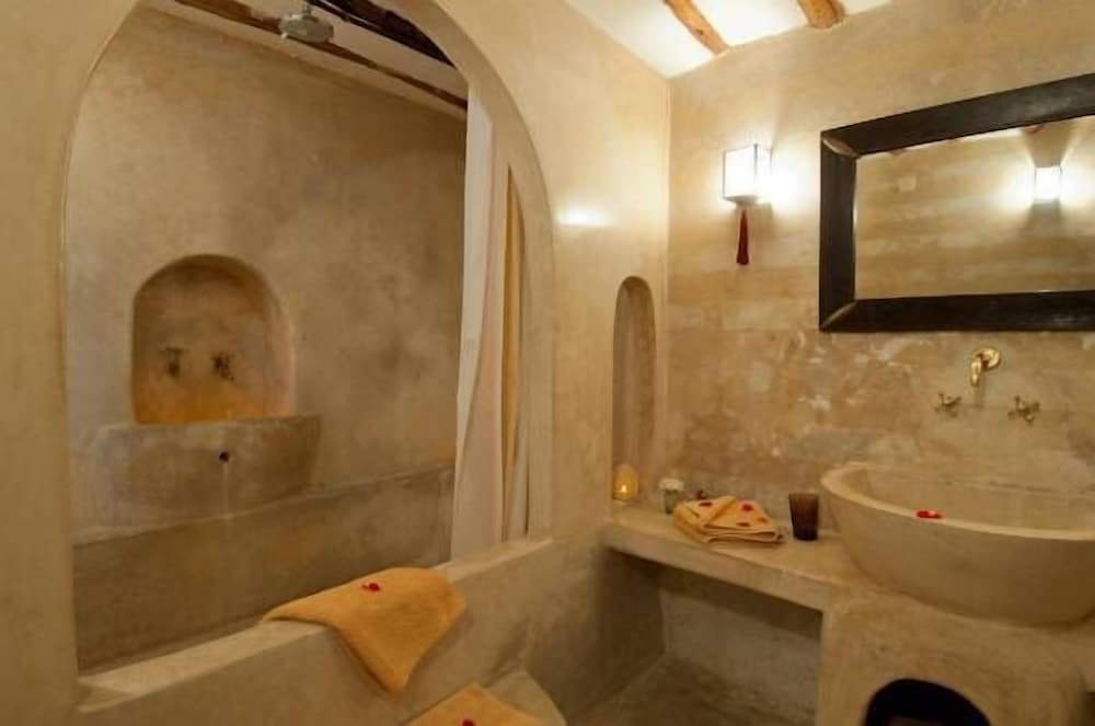 Double Room (Red) - Photo 6