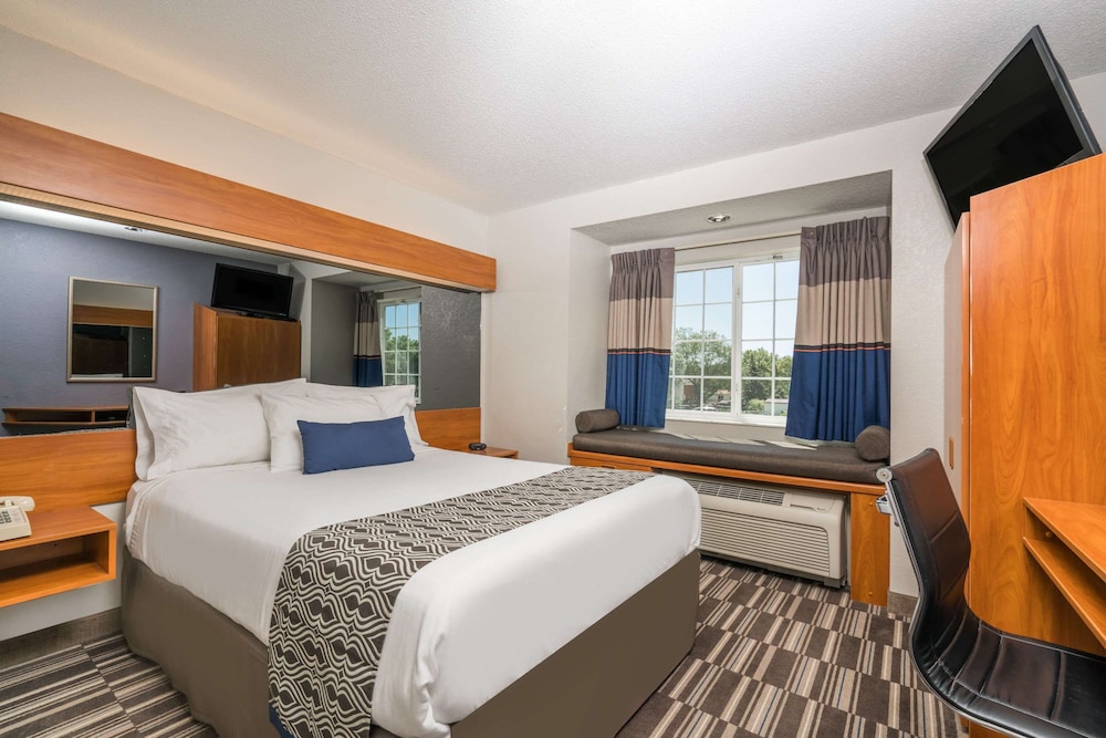 Studio Suite, 1 Queen Bed, Non Smoking photo 3