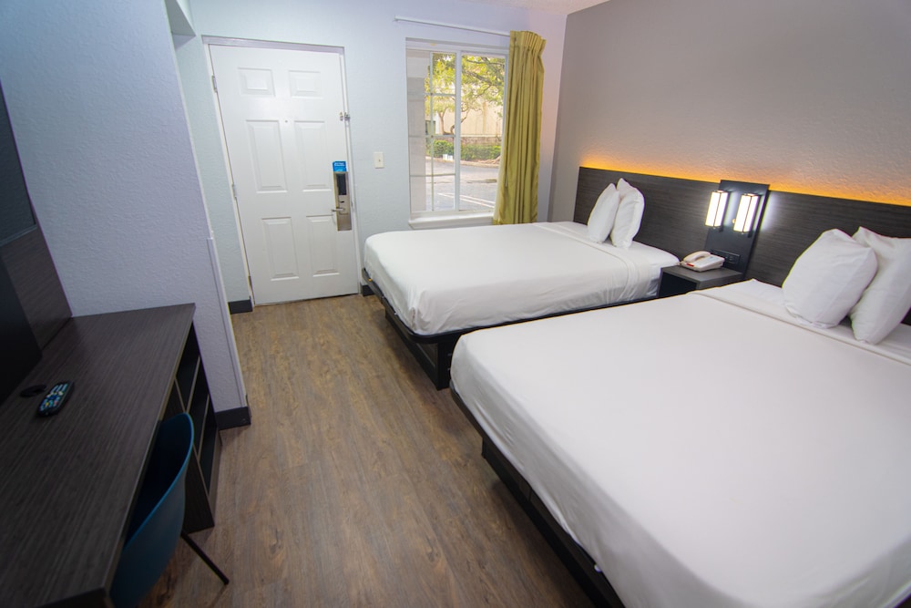 Standard Room, 2 Double Beds, Accessible, Non Smoking photo 3