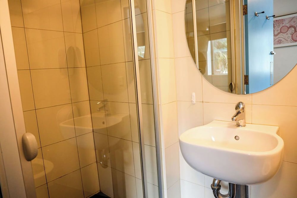 Private Queen Ensuite - Balcony - Photo 4