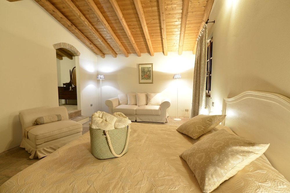 Junior Suite, 1 Double Bed, Ensuite, Hill View photo 2