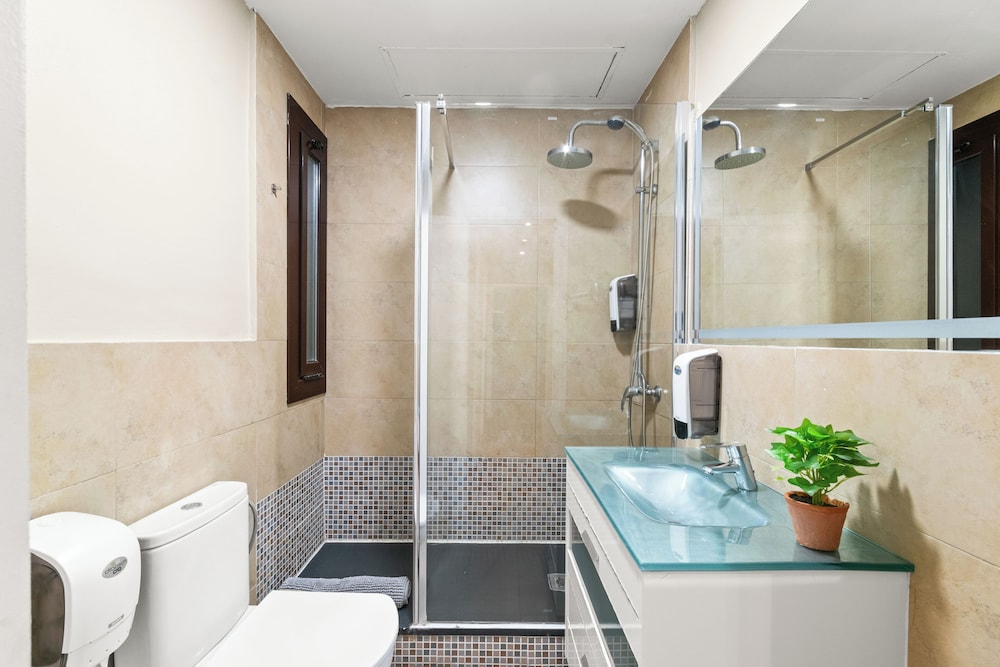 Designer apartment, 3 bedrooms, city view/ shared roof terrace photo 3