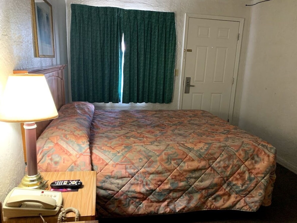 Standard Room, 1 Queen Bed - Second Floor photo 3