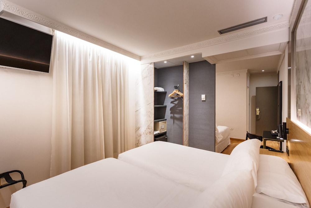 Standard Double Room - Photo 8
