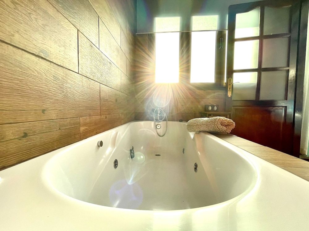Romantic Double Room, 1 Double Bed, Hot Tub, Tower photo 3